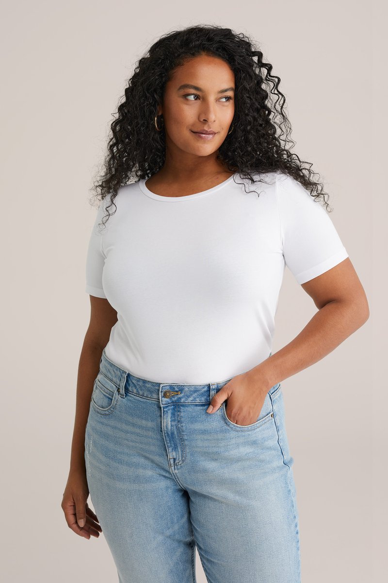 Hvid kortærmet t-shirt lavet af bomuld, med en rund halsudskæring og glat tekstur, parret med lyseblå højtaljede jeans.