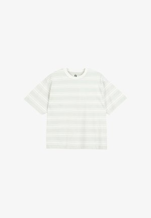 Biała koszulka z krótkim rękawem z poziomymi jasnoszarymi paskami i okrągłym dekoltem na jednolitym białym tle.