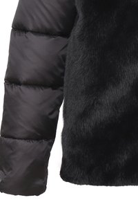 Giubbotto invernale nero con maniche in nylon lucido e trapuntato, e corpo in pelliccia sintetica testurizzata, con variazioni di brillantezza e profondità.