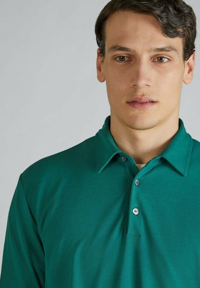 Polo verde a maniche lunghe con colletto classico, patta con bottoni e texture liscia. Adatto per un abbigliamento casual o semi-formale.