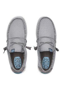 Zapatos casuales grises con parte superior de tela texturizada, cordones elásticos, plantillas acolchadas y suela blanca con acentos en azul.