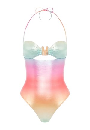 Donna in piedi rivolta verso il fronte che indossa un costume intero tie-dye pastello con un top turchese e una fibbia dorata al centro.