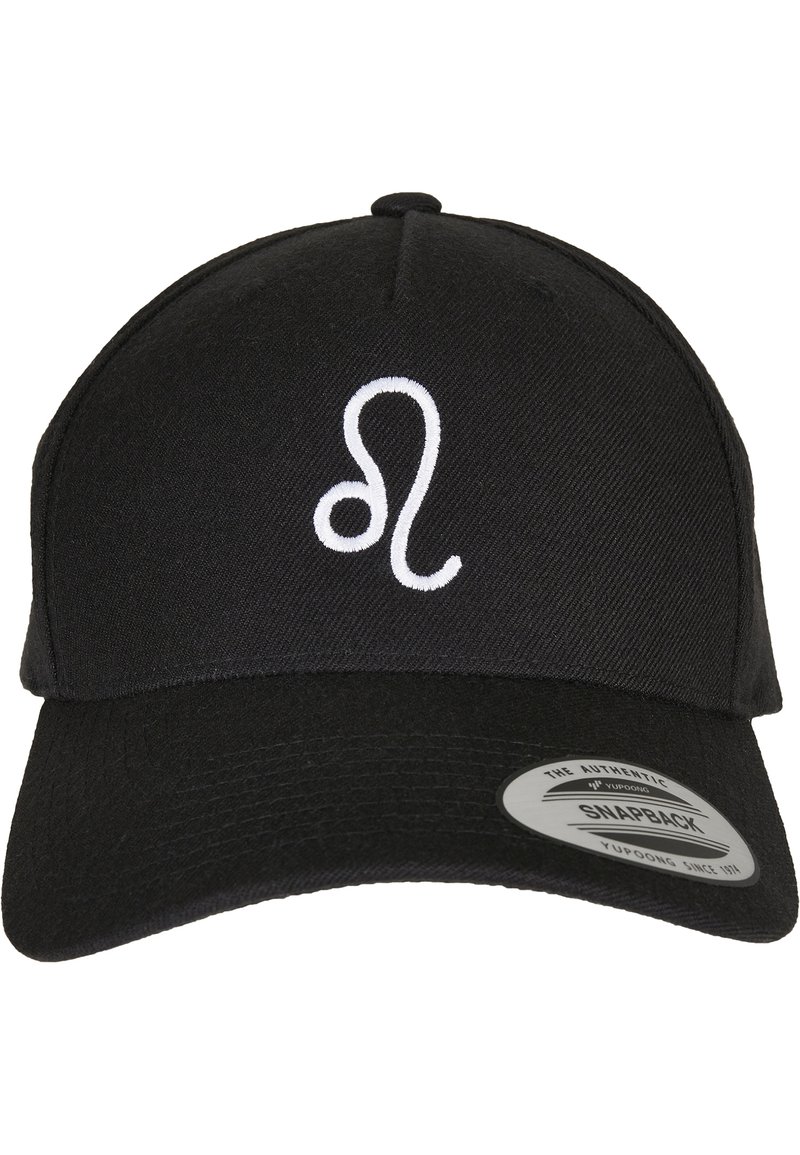 Fekete snapback sapka, amely szövetből készült, ívelt karimával. Az elülső részen egy fehér hímzett "L" szimbólum található. A karimán egy márkás matrica is van.