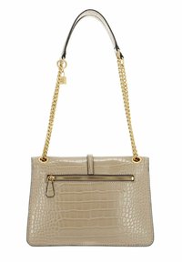 Sac à main beige avec texture crocodile, quincaillerie dorée, une poignée supérieure et une bandoulière en chaîne. Dispose d'une poche zippée à l'avant.