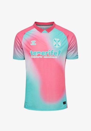 Fußballtrikot im Farbverlauf von Pink zu Türkis. Es hat einen Rundhalsausschnitt, kurze Ärmel und einen strukturierten Stoff mit Sponsorenlogo.