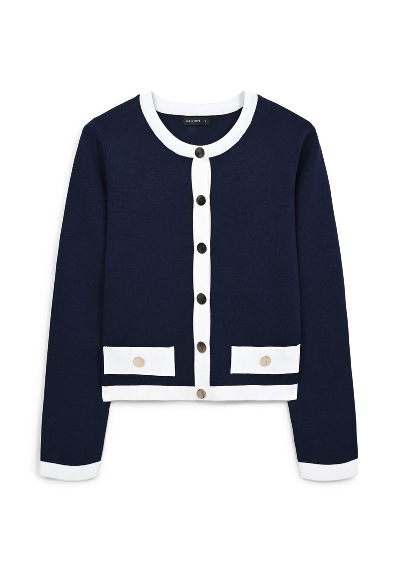 Cardigan navy con colletto e polsini bianchi, dotato di bottoni neri e due pattine con accenti chiari. Tessuto lavorato a maglia.