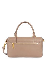 Borsa a mano in pelle beige con forma strutturata, dettagli in metallo dorato, maniglia superiore e tracolla rimovibile. Presenta una tasca con zip.