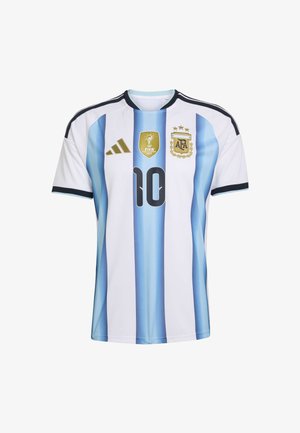 Argentijns nationaal voetbalshirt met blauwe en witte verticale strepen, nummer 10, FIFA Wereldbeker 2022 gouden badge en AFA-wapen.