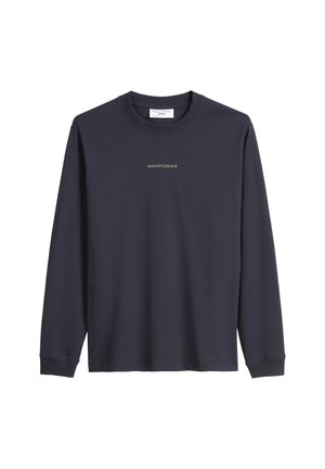 Marineblauwe T-shirt met lange mouwen van katoen, met een ronde hals, ribgebreide manchetten en gouden tekst "MARCO POLO DENIM" op de voorkant.