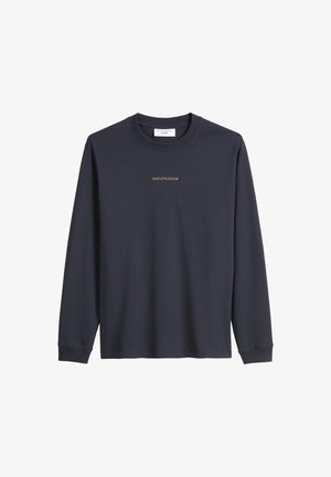 Marineblauwe T-shirt met lange mouwen van katoen, met een ronde hals, ribgebreide manchetten en gouden tekst "MARCO POLO DENIM" op de voorkant.