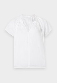 Λευκό μπλουζάκι με κοντά μανίκια, με σούρες και βολάν στο ντεκολτέ και V-σχήμα άνοιγμα στο μπροστινό μέρος, παρουσιάζεται σε απλό φωτεινό φόντο.