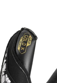 Guantes negros con palma de cuero texturizado, logo con acento dorado y detalles de tela, diseñados para ofrecer agarre y durabilidad.