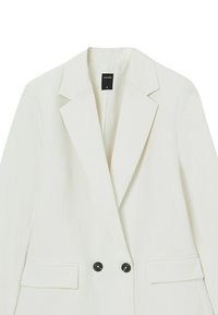 Blazer bianco su misura con rever a punta, due tasche frontali e bottoni neri. Texture liscia con un design strutturato. Aspetto pulito e minimal.