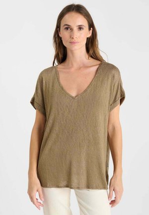 Olijfgroene V-hals t-shirt met korte opgerolde mouwen, lichtgewicht textuur en een losse pasvorm. Een subtiele glans voegt diepte toe aan de stof.