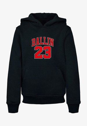 Fekete kapucnis pulcsi elülső zsebbel és piros grafikával ellátott "BALLIN 23" felirattal a mellkas részén. Puha anyagból készült, bordázott mandzsettákkal.