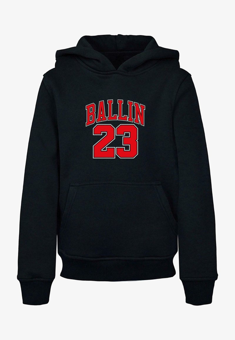 Sweatshirt à capuche noire avec une poche avant et un texte graphique rouge "BALLIN 23" sur la poitrine. Fabriqué en tissu doux avec des poignets côtelés.