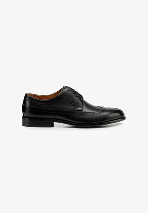Schwarzer Oxford-Schuh aus Leder mit glatter Oberfläche, Brogue-Details an der Spitze und den Seiten sowie rundem Zehenbereich. Schnürverschluss und robuste Sohle.