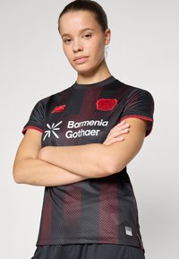 Čierny a červený športový dres s krátkymi rukávmi, s vzorovaným dizajnom, okrúhlym výstrihom a logami Barmenia Gothaer a New Balance.