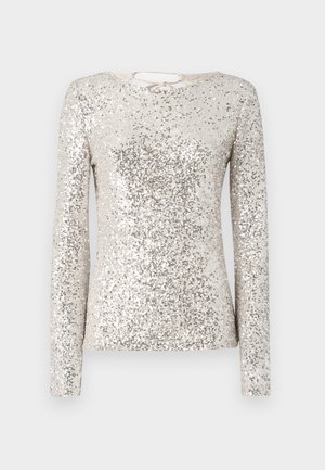 T-shirt à manches longues en argent avec un motif de sequins sur l'ensemble. Comprend un col rond et un détail de lien au dos. Texture lisse et brillante.