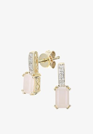Kolczyki w złotym odcieniu z prostokątnymi blad różowymi kamieniami, ozdobione małymi przezroczystymi kamieniami u góry, osadzonymi w oprawie z łapkami.