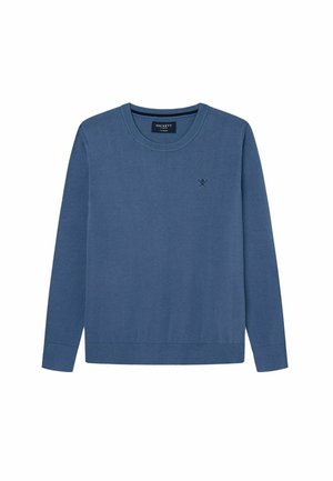 Niebieski sweter z okrągłym dekoltem wykonany z gładkiego dzianinowego materiału, z długimi rękawami i małym logo na piersi. Ściągacze na mankietach i dolnym brzegu.