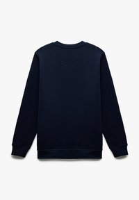 Granatowy sweter z okrągłym dekoltem, ściągaczami przy mankietach i u dołu. Miękka tekstura i gładka powierzchnia; minimalistyczny design bez wzorów.