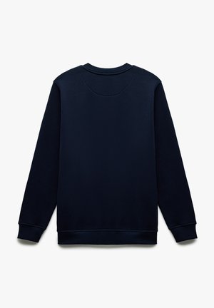 Donkerblauwe sweatshirt met een ronde hals, ribgebreide manchetten en een ribgebreide onderrand. Zachte textuur en een glad oppervlak; minimalistisch ontwerp zonder patronen.