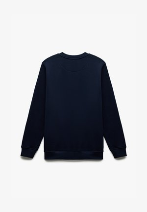 Donkerblauwe sweatshirt met een ronde hals, ribgebreide manchetten en een ribgebreide onderrand. Zachte textuur en een glad oppervlak; minimalistisch ontwerp zonder patronen.