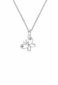 Collana con pendente a forma di farfalla in argento, adornata con due pietre decorative viola, caratterizzata da ali traforate intricatamente e una catena fine.