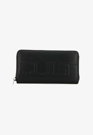 Portafoglio in pelle nera con zip a giro completo, con grande testo "CULT" in rilievo sul davanti e cursore della zip argento sul lato sinistro.