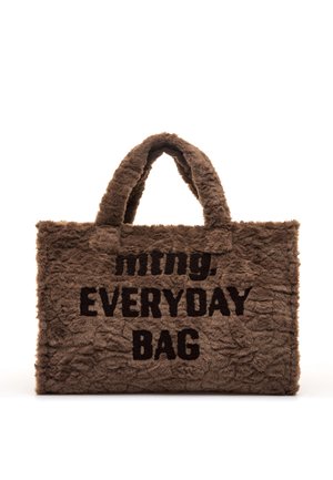 Sac fourre-tout brun pelucheux avec des poignées courtes et un texte noir en gras lisant "mtng, EVERYDAY BAG" sur le devant sur fond blanc.