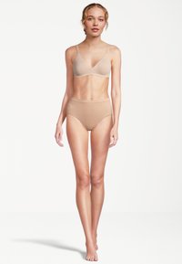 Beige undertøjsæt med en bralette med justerbare stropper og trusser med høj talje, begge lavet i glat, bomuldslignende stof med minimale syninger.