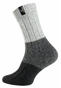 Calzino grigio e nero con strisce e texture a coste, realizzato in fibre miste. Presenta un'etichetta con logo vicino al polsino. Forma classica del calzino.