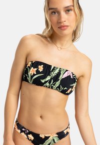 Czarny bikini bez ramiączek z tropikalnym wzorem kwiatowym w kolorze zielonym, różowym i pomarańczowym. Miękki, elastyczny materiał o marszczonej strukturze.
