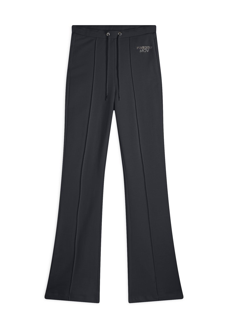 Pantalones de pierna ancha negros, fabricados en tejido suave, con cintura ajustable y pliegues frontales. Logo bordado en plata en la parte superior izquierda.