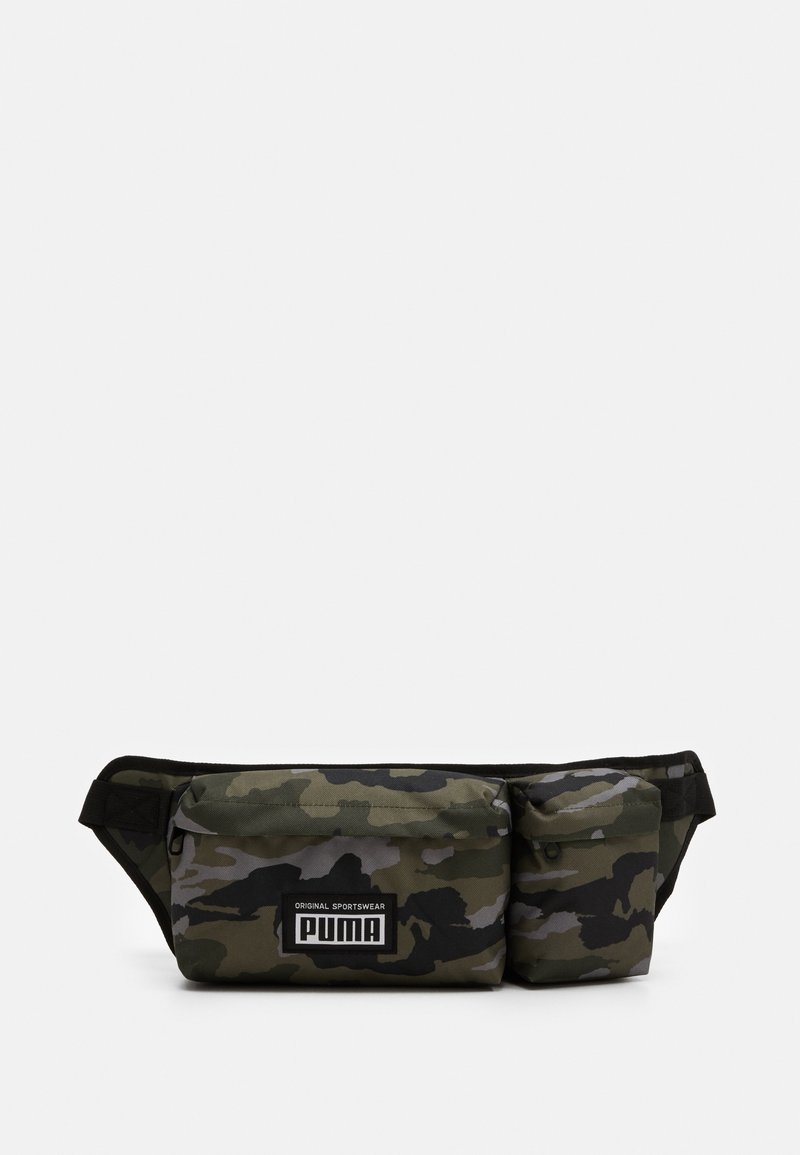 Sac banane à motif camouflage avec deux compartiments zippés et un patch logo "PUMA" à l'avant sur fond blanc.