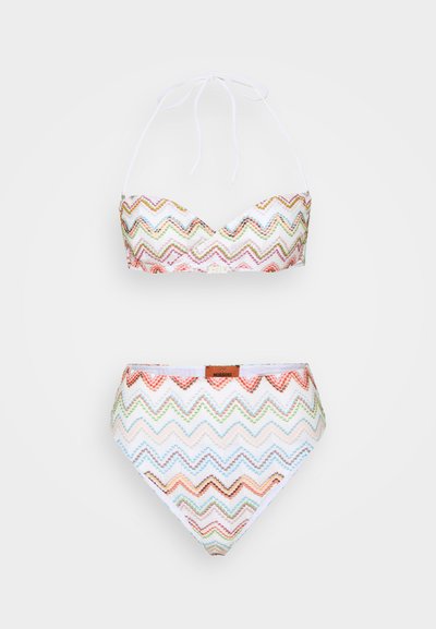 Bikini szett, amely nyakba akasztható topból és magas derékú alsóból áll, színes zig-zag mintázattal fehér háttéren.