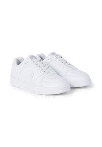 Zapatillas deportivas blancas con una parte superior de cuero suave, punta redondeada, seis ojales y un cuello acolchado. Presentan un logo en el lateral.