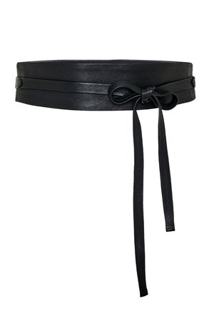 Cinturón ancho de cuero negro con una correa fina anudada en un lazo decorativo y extremos largos colgando.