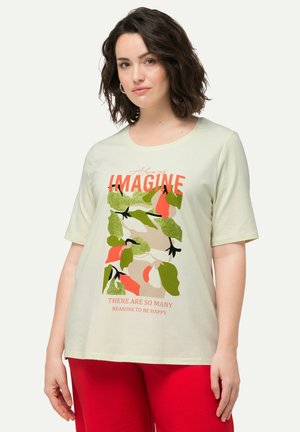 Lys grøn t-shirt med rund hals og korte ærmer, prydet med et botanisk tryk i grøn, orange og beige, med tekst forneden.