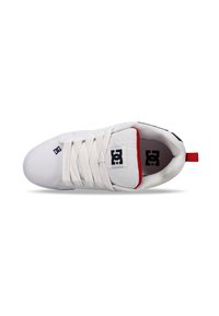 Vit sneaker med en texturerad ovansida, platta snören, röd accent på hälen, logotyp på tungan och ett vadderat inre. Klassisk låg topp-design.