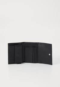 Svart lærpung med flere kortlommer, en myntlomme og trykknapp-lukking. Jevn tekstur og minimalistisk design.