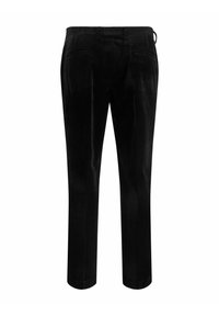 Čierne zamatové nohavice so slim fit strihom, dvomi zadnými vreckami s prepúšťaním, pútkami na opasok a rovnými nohavicami.