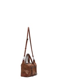 Borsa a mano in pelle marrone con finitura testurizzata, manici doppi, tracolla regolabile, tasca con zip frontale e hardware decorativo.