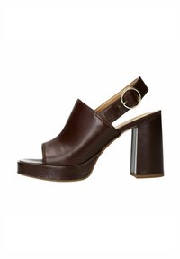 Bruine leren open teen slingback sandaal met een chunky hak, voorzien van een ronde gespsluiting en een gladde, gepolijste textuur.