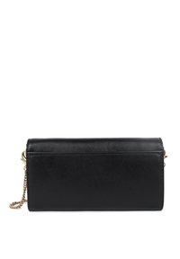 Borsa a tracolla nera in pelle con una texture liscia, forma rettangolare e tracolla in catena dorata. Presenta una pattina pieghevole e un design minimalista.