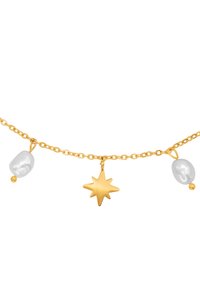 Collier en chaîne dorée avec un charme en étoile et deux perles iridescentes, présentant des textures lisses et un design délicat.