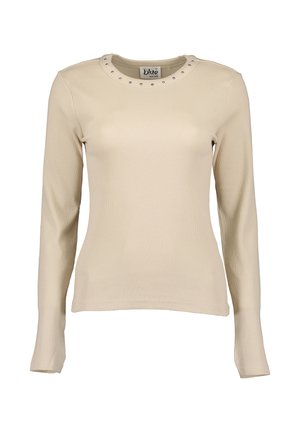 Beiges geripptes Langarmshirt mit Rundhalsausschnitt und kleinen Metallnieten entlang des Halsausschnitts, figurbetonter Schnitt.