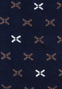 Granatowy materiał o teksturowanym splocie z powtarzającym się wzorem brązowych i białych kształtów "X" w układzie siatki.