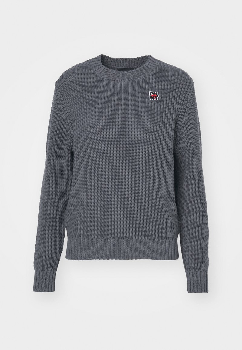 Grauer Strickpullover mit Rundhalsausschnitt, langen Ärmeln, gerippten Bündchen und Saum, versehen mit einem kleinen roten und schwarzen Logopatch auf der Brust.